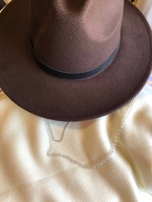 Капелюх коричневий Федора зі сріблим ланцюжком та прозорими бусінами 78670721-2 фото